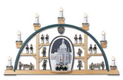 Artikelnummer 202/160/5 Frauenkirche mit vier Seiffner Spielzeugmachern um 1809 (Größe 70 cm x 40 cm) mit 8 elektrischen Kerzen einschließlich Innenbeleuchtung, Mundloch beidseitig bemalt